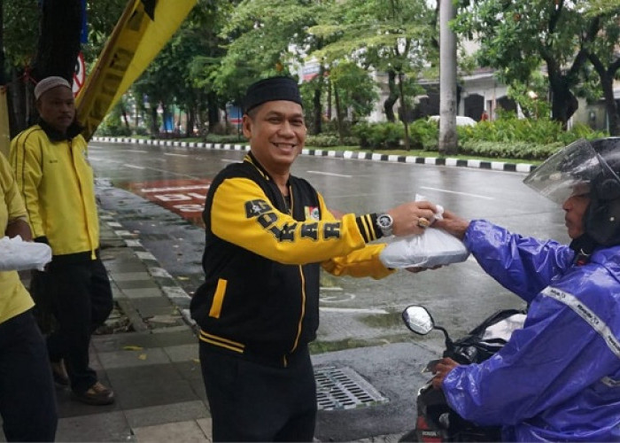 Ramadan 2026, Golkar Surabaya Kembali Turun ke Jalan Bagi Takjil