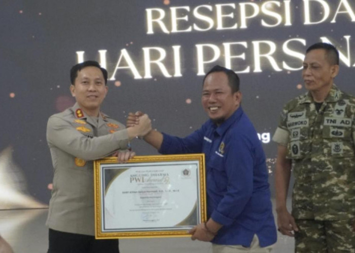 Dinilai Berhasil Jaga Kamtibmas, Kapolres Bojonegoro Raih Penghargaan Angkling Dharma Award dari PWI Bojonegor