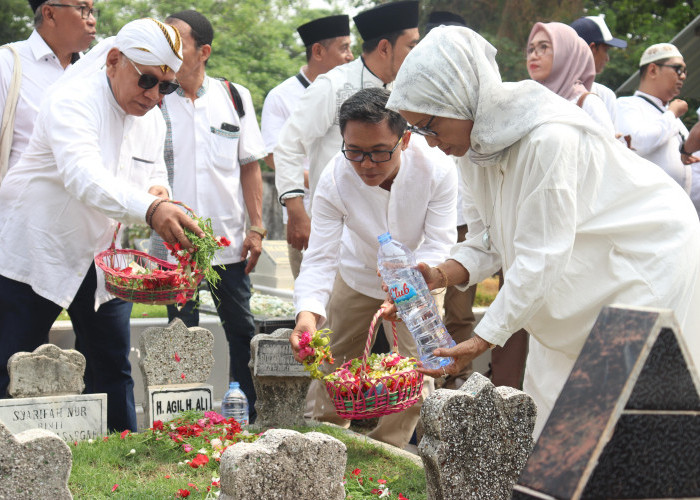 Acara penutup tabur bunga di makam pendiri SKH Memorandum Alm. H. Agil H. Ali