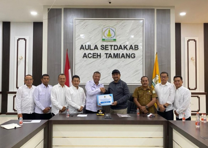 Bupati Tulungagung Serahkan 17 Ton Beras Bantuan untuk Warga Aceh Tamiang