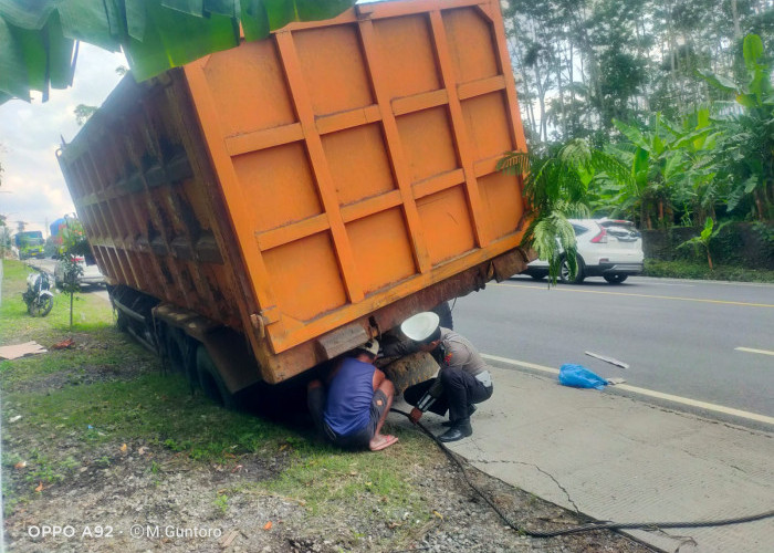 Truk Tronton Mogok di Tanjakan Tegalbangsri, Satlantas Polres Lumajang Turun Tangan