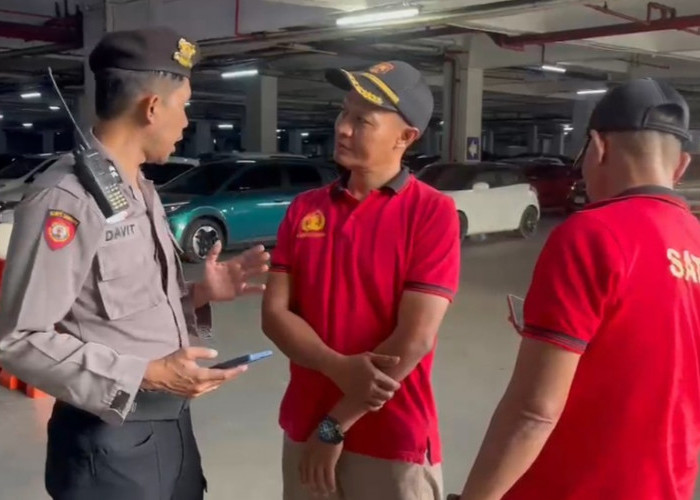 Viral Pria Masuk Kolong Mobil di Parkiran MOG, Polsek Klojen dan Polresta Malang Kota Turun Tangan