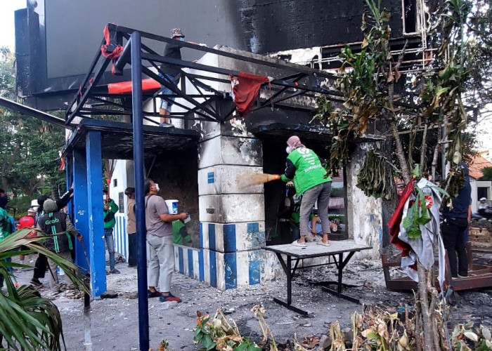 Puluhan Driver Ojol Kompak Bersih-bersih Pos Polisi yang Terbakar Massa Demo