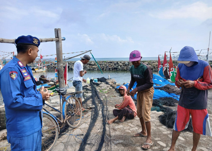 Satpolairud Polres Situbondo Larang Nelayan Melaut karena Cuaca Ekstrem