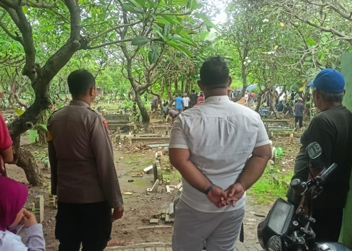 Wujud Empati Polri, Bhabinkamtibmas Polsek Wiyung Hadiri Takziah di Rumah Duka Warga