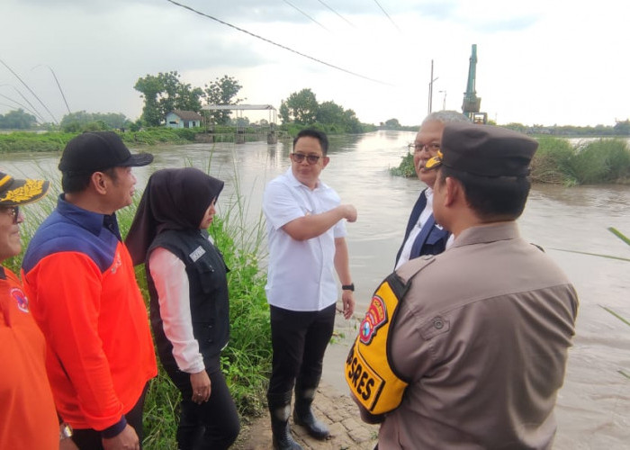 Pj Gubernur Jatim Tinjau Langsung Lokasi Banjir di Mojokerto 