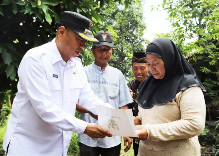 Bedah Rumah di Sumbergempol, Bupati Gatut Sunu Pastikan Warga Tinggal Nyaman
