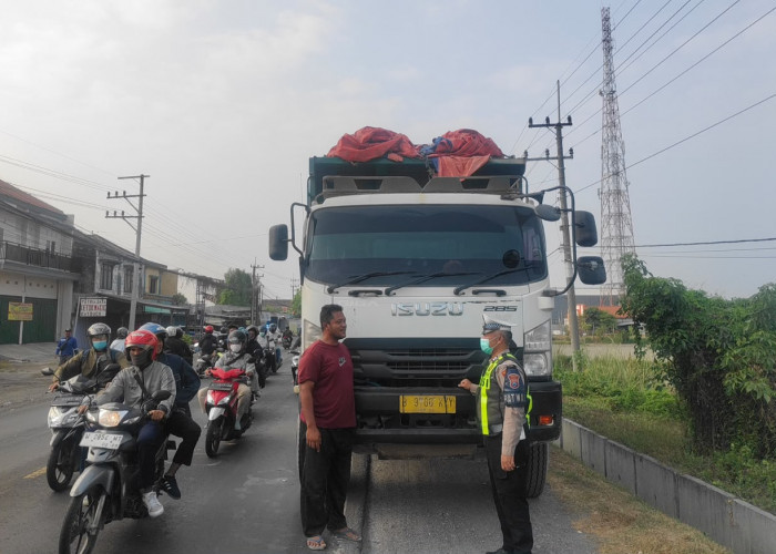 Polisi Mulai Kenakan Tilang Truk Galian C yang Tak Patuhi Jam Operasional di Gresik