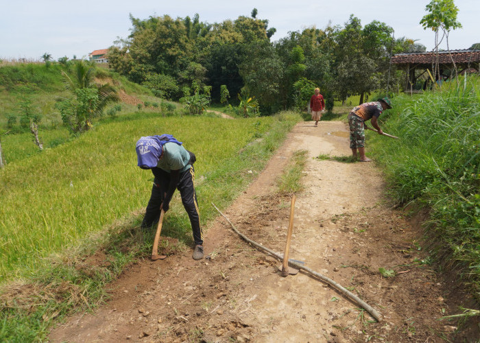 Tahap Awal Pengaspalan, Satgas TMMD Bersihkan dan Lebarkan Jalan