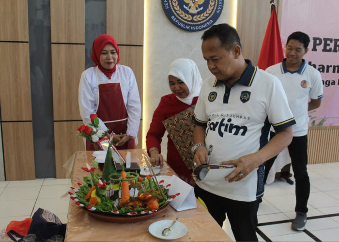 Sentuhan Hangat DWP Lapas Jember, Rawat Kebersamaan Lewat Sajian Tumpeng