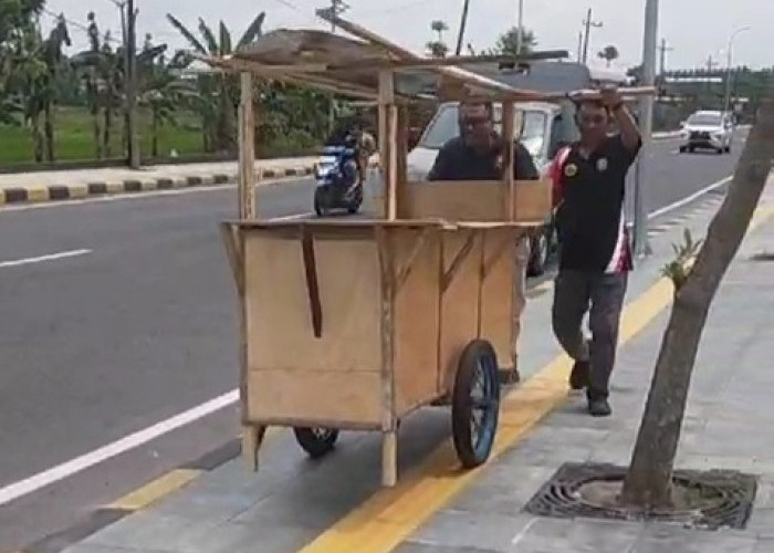 PKL Tinggalkan Gerobak di Trotoar Bakal Diangkut Satpol PP Ngawi