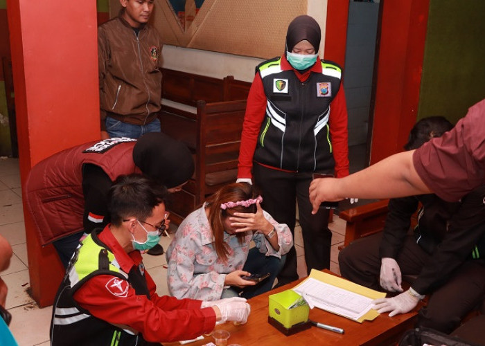 Razia Narkoba di Kafe RS dan SP Lamongan, 11 LC dan Pengunjung Jalani Tes Urine