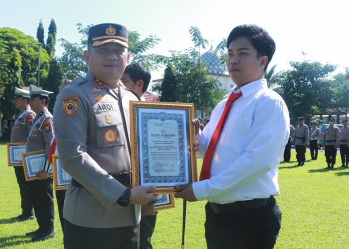 Prestasi dalam Pelaksanaan Tugas, Kapolres Jombang Beri Penghargaan Enam Anggota