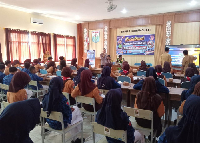 Polsek Karangjati Edukasi Pelajar SMPN 1 Ngawi Waspada Bahaya Narkoba dan Tertib Berlalu Lintas
