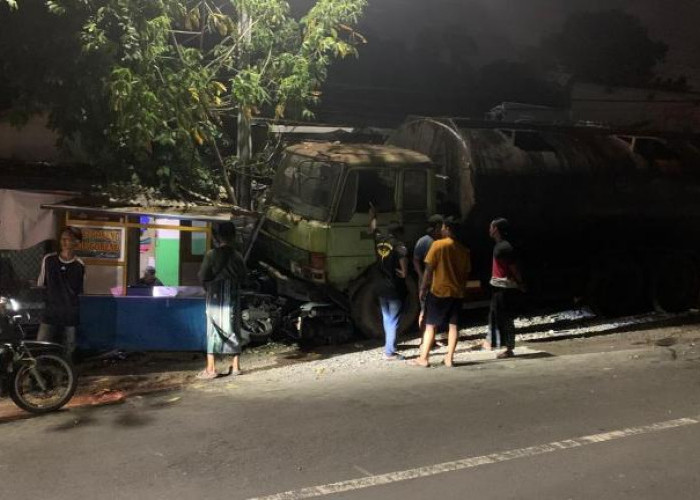 Truk Tangki Rem Blong Tabrak Tiga Motor di Kebomas Gresik
