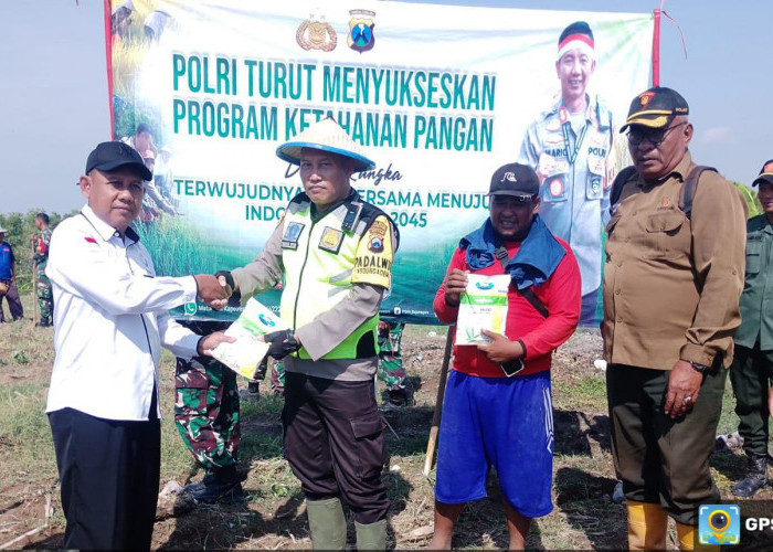 Dukung Ketahanan Pangan, Kapolsek Kedungadem Beri Bantuan Benih Jagung dan Pupuk