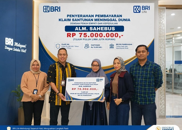 BRI Life Cairkan Klaim Rp75 Juta untuk Keluarga Nasabah di Pamekasan