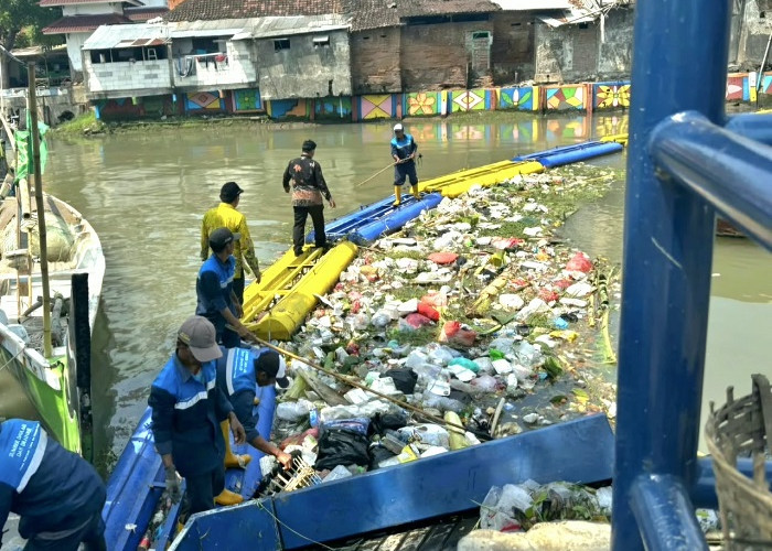 Sampah Sungai Gembong Pasuruan Capai 1 Ton Sehari, Pemkot Pasang Trashboom