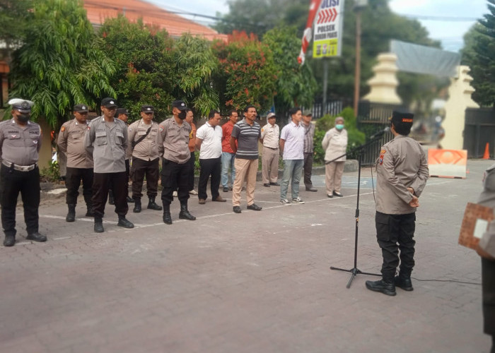 Kapolsek Dukuh Pakis Sampaikan Pedoman Tugas Polri di Lapangan