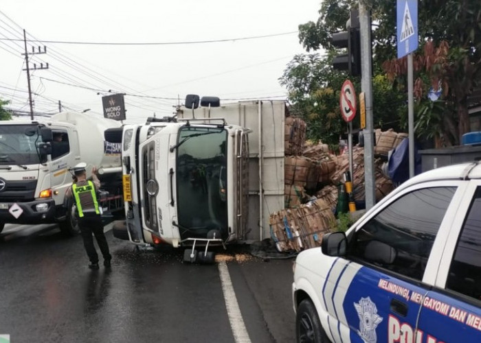 Akibat Ban Gembos, Truk Bermuatan Kardus Terguling di Karangpilang Surabaya