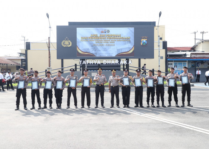 Dinilai Berprestasi, 30 Personel Polres Kediri Diganjar Penghargaan