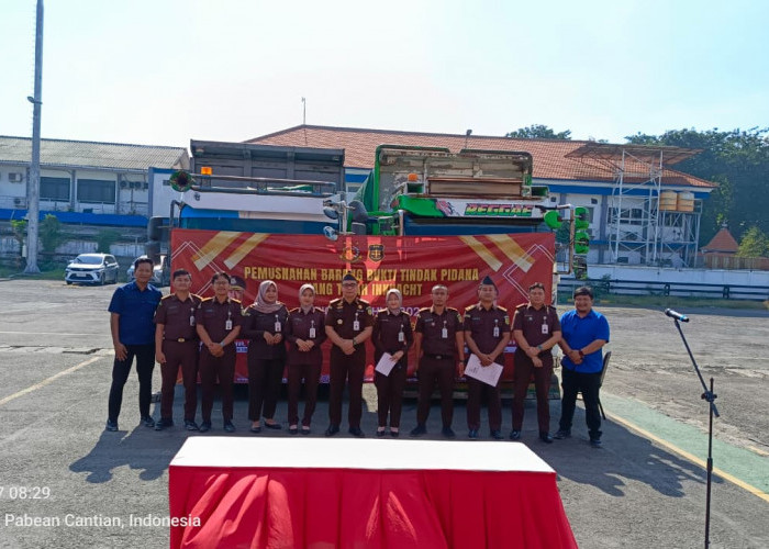 Kejari Tanjung Perak Musnahkan 100 Ton Pupuk Ilegal