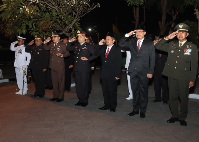 Kapolres Pasuruan Ikuti Apel Kehormatan dan Renungan Suci di TMP