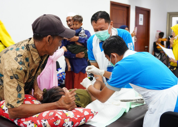 PLN Indonesia Power UBP Grati Beri Layanan Khitan Gratis untuk 175 Anak di Lekok 