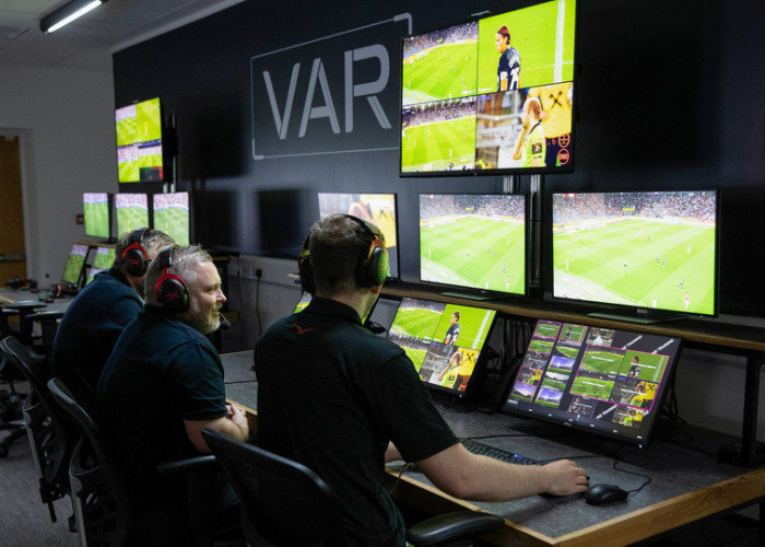 Kontroversi VAR, Dampak Teknologi dalam Sepak Bola Modern