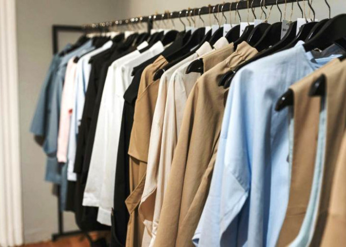 7 Ide Outfit Kantor Minimalis, Tampil Keren dan Elegan Tanpa Beli Baju Baru