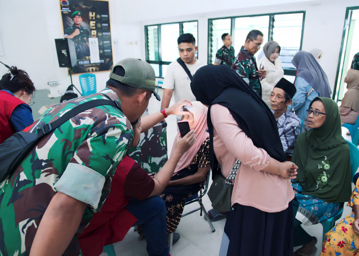Kodim 0821 Lumajang Gelar Skrining dan Sosialisasi Katarak, Puluhan Warga Ikuti Pemeriksaan Kesehatan Mata