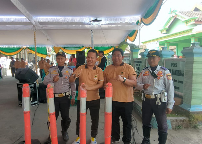 Dishub Kabupaten Madiun Beri Bantuan Peralatan Lalu Lintas ke Desa Teguhan untuk Tingkatkan Keselamatan