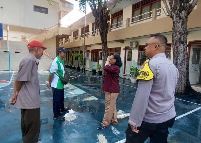 Dukung Adiwiyata, Bhabinkamtibmas Polsek Simokerto Titip Pesan Kamtibmas di SMP YPPI 1 Surabaya