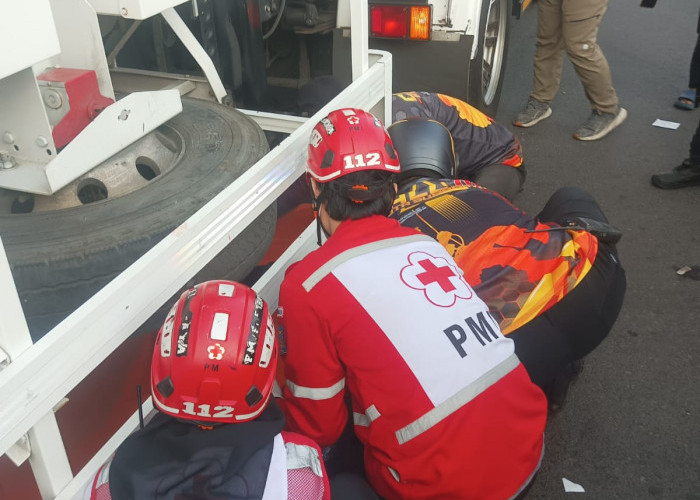 Truk Tangki Tabrak Motor di Karang Tembok, Satu Penumpang Tewas