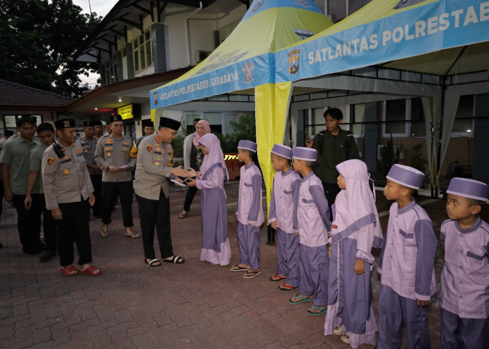 Safari Ramadan, Kapolrestabes Surabaya Beri Tali Asih Anak Yatim