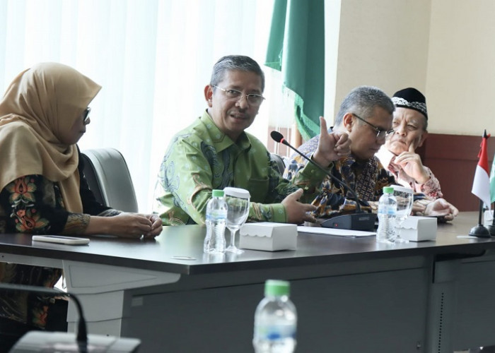 Gantikan Muzakki, Menag Tunjuk Prof Suyitno Jadi Plt Rektor Uinsa Surabaya