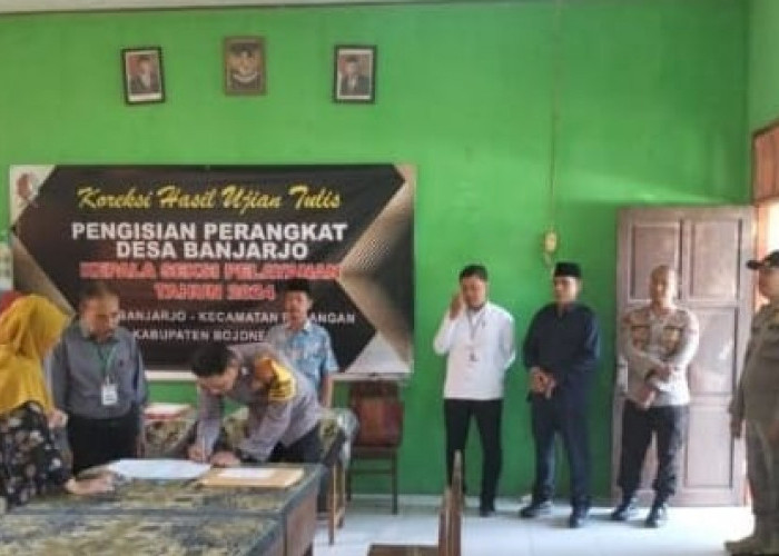 Personel Polsek Padangan Pengamanan Ujian Tulis Perangkat Desa Banjarejo