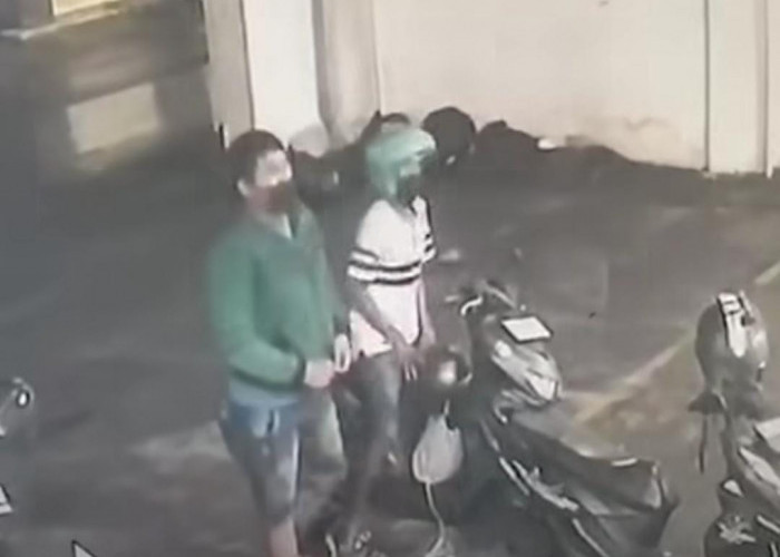 Dua Bandit Curanmor Satroni Minimarket Siwalankerto, Gondol Honda Beat Street