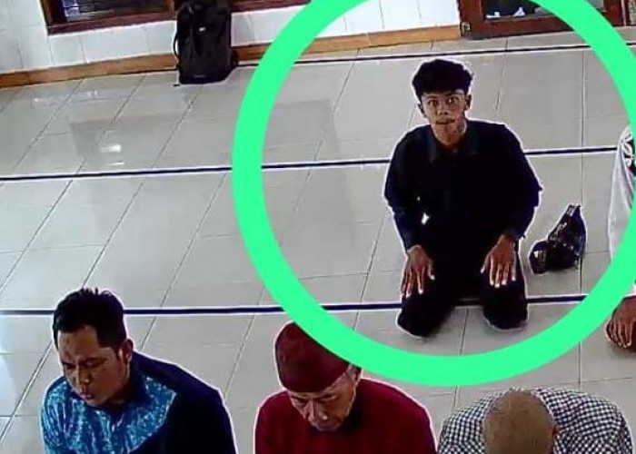 Maling Tas Terekam CCTV Gentayangan di Masjid Al-Amin