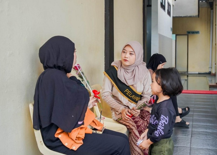 Peringati Hari Kartini, Samsat Surabaya Selatan Berbagi Bunga dan Cokelat kepada Pengunjung