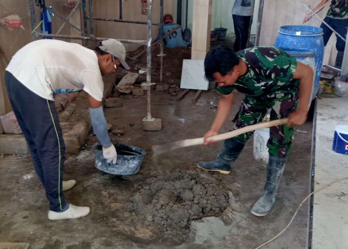 Aduk Semen dan Pasir, Satgas TMMD Percepat Pemasangan Kramik MWK Masjid Darussalam