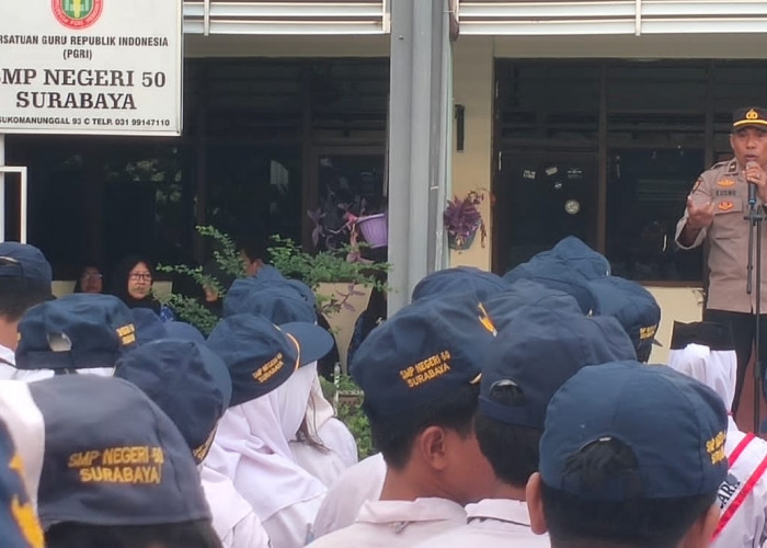 Kanit Lantas Polsek Sukomanunggal Beri Imbauan Kamtibmas pada Siswa SMPN 25 Surabaya