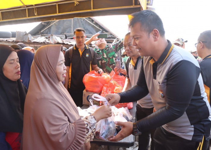 Polisi Sidoarjo dan Warga Panen Ikan