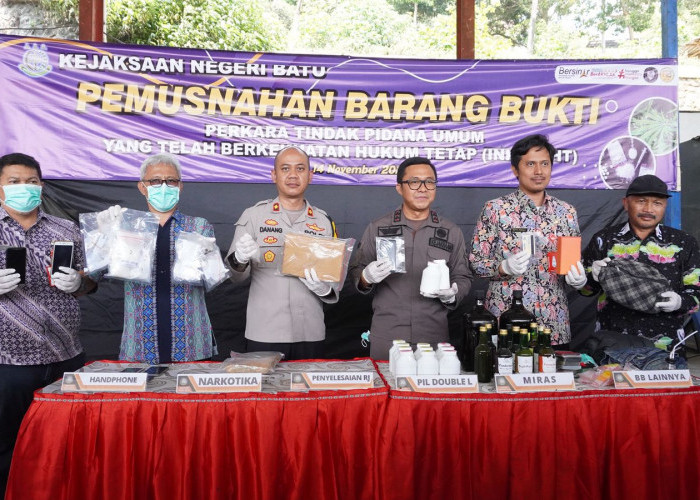 Kajari Kota Bat Pimpin Langsung Pemusnahan Barang Bukti