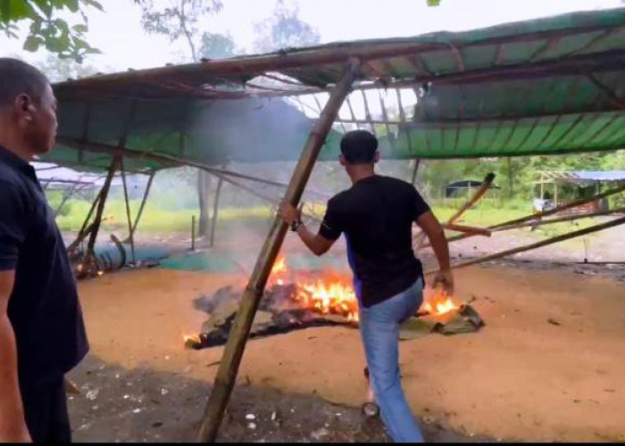 Tindak Tegas Perjudian, Satreskrim Polres Bangkalan Bakar Arena Sabung Ayam Desa Serabi Barat