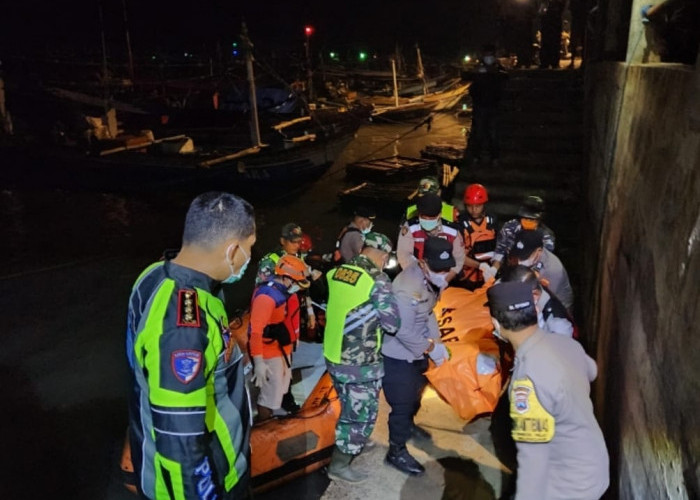Kapolresta Banyuwangi Terjun Langsung Evakuasi Satu Korban KMP Tunu Pratama Jaya di Perairan Sembulungan
