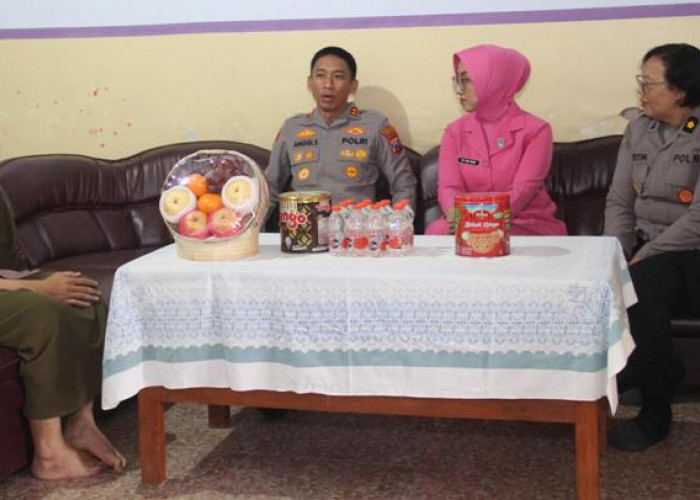 Kapolres Kediri Kota Jenguk Personel Korban Aksi Massa