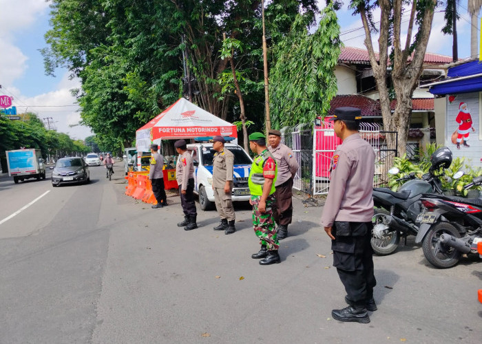 Polsek Wonocolo Siagakan Pos Pengamanan Nataru, Layani Masyarakat dengan Ramah