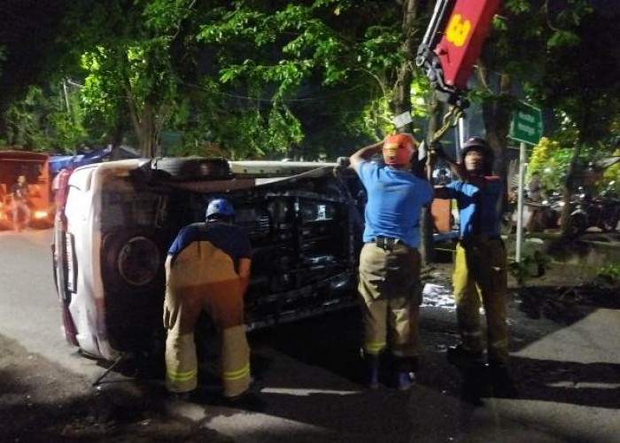 Diduga Mengantuk, Avanza Tercebur ke Sungai di Jalan Cipta Menanggal Surabaya