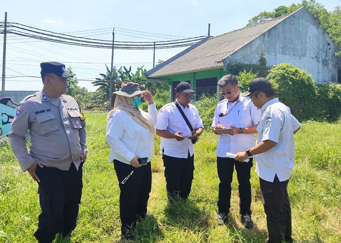 Polsek Lakarsantri Kawal Peninjauan Lahan BTKD Alas Malang untuk Pembangunan SMPN Baru di Surabaya